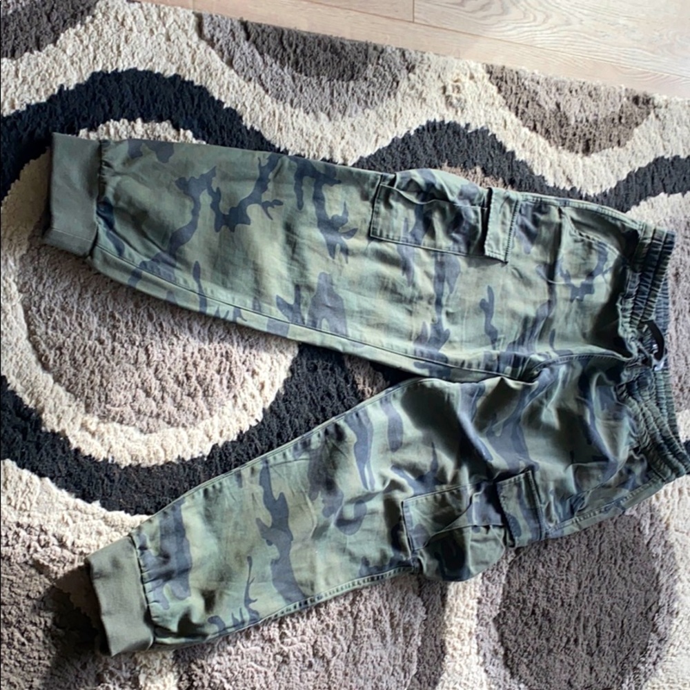 TNA Camo pants size large EUC